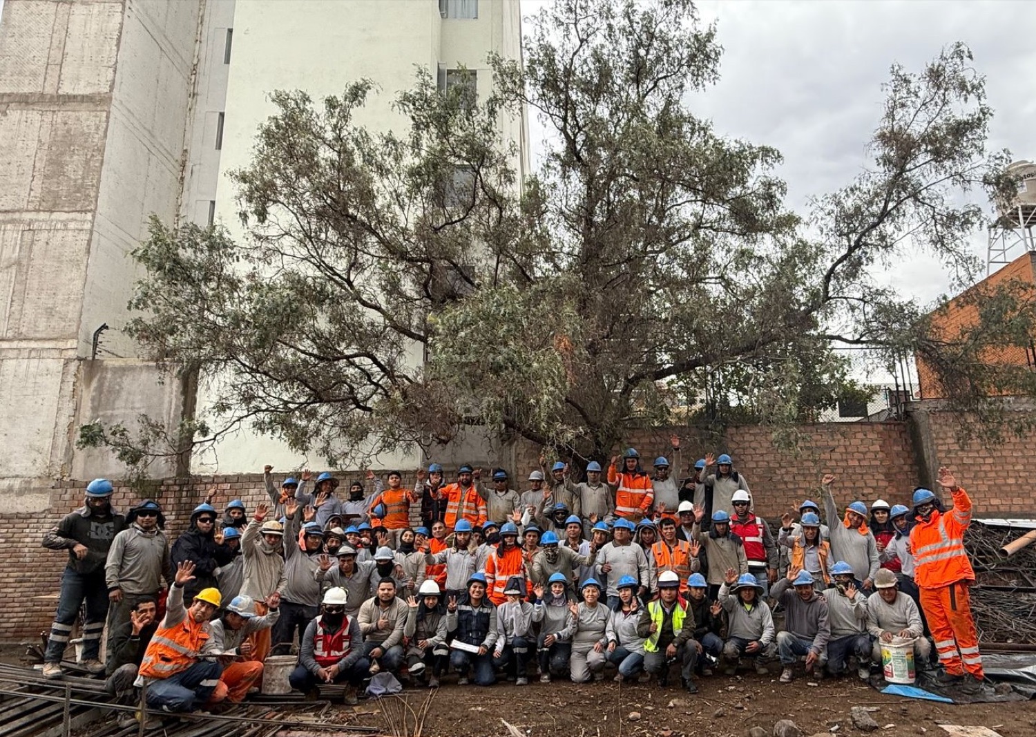 Equipo de Inventa reunido en obra